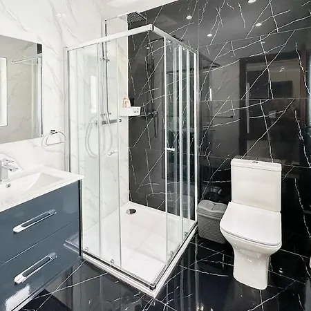 Flat 5, Seaview 3 Bedroom Apartment In Mellieha, Central, Nearby Beaches *