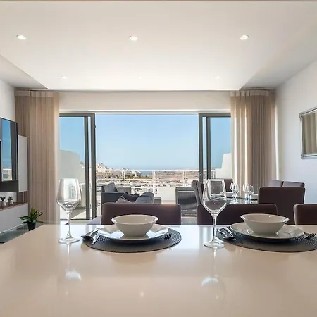 Flat 5, Seaview 3 Bedroom Apartment In Mellieha, Central, Nearby Beaches * 梅利哈